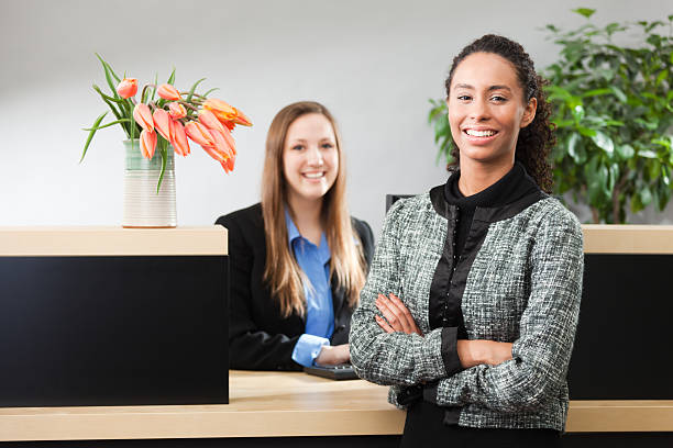 Professionele hospitality medewerkers achter een receptiebalie