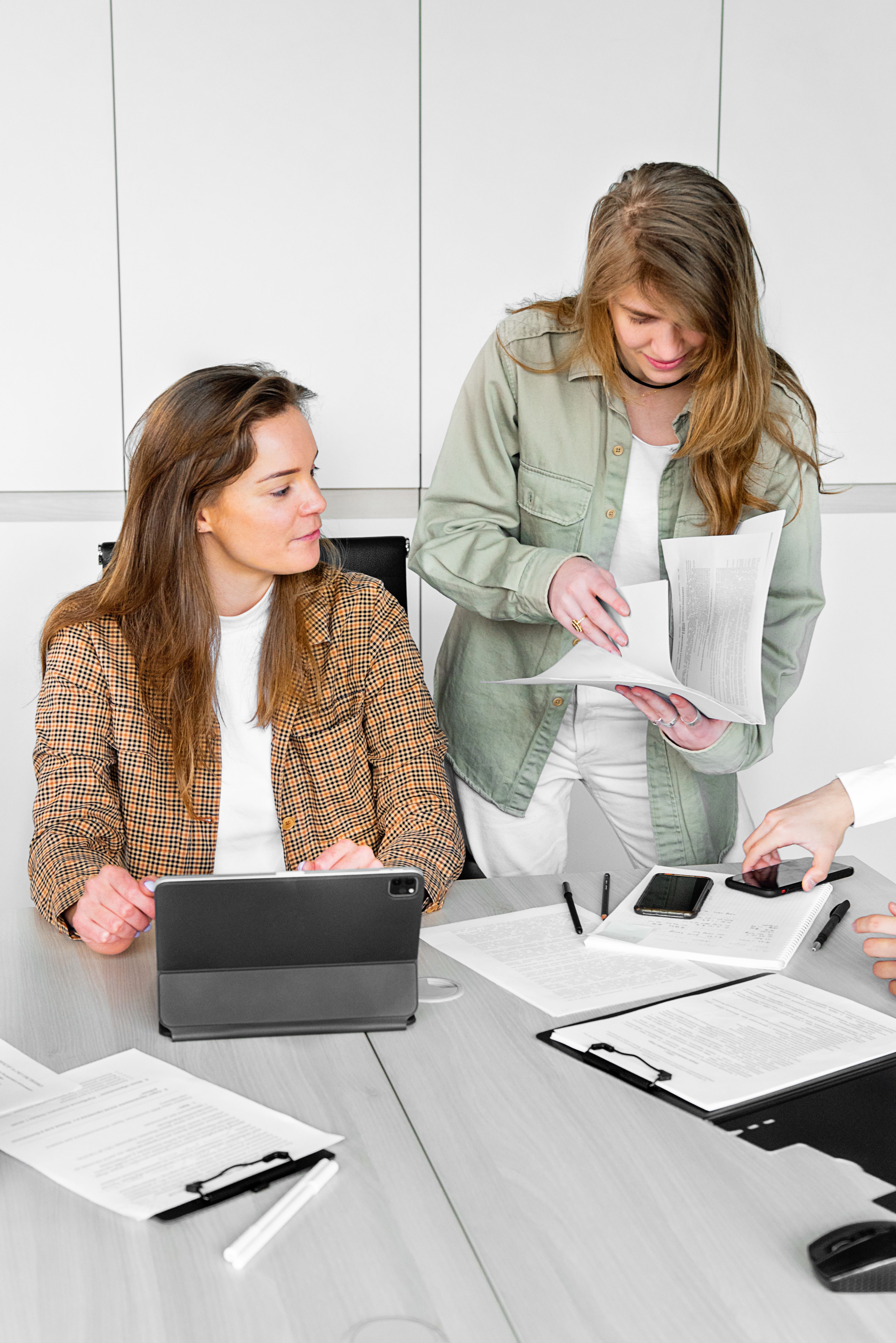 Twee collega's bespreken de personeelsplanning